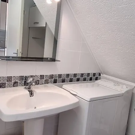 Apartament 2 Pieces Avec Parking Pres De La - Fr-1-388-118 *